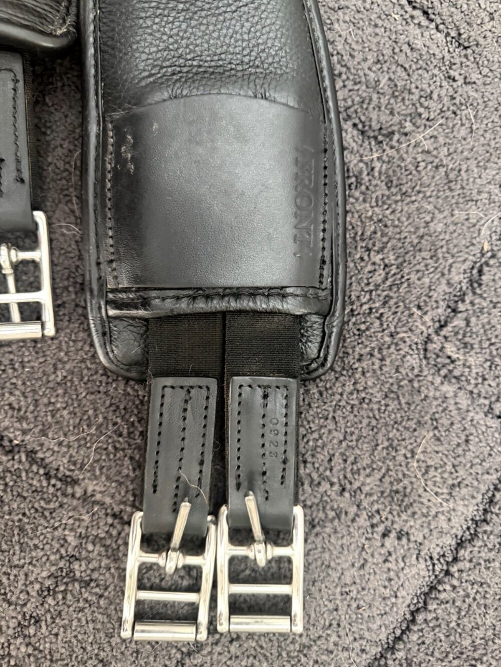 Kent & Masters - Anatomical Leather Jumping Girth - Black - 48" - Picture 2 of 6